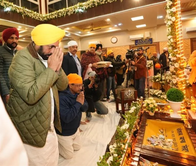 ਸ੍ਰੀਨਗਰ ਵਿਖੇ ਕੀਰਤਨ ਦਰਬਾਰ ਵਿੱਚ CM ਮਾਨ ਅਤੇ ਕੇਜਰੀਵਾਲ ਸੰਗਤਾਂ ਨਾਲ ਸ਼ਾਮਲ ਹੋਏ