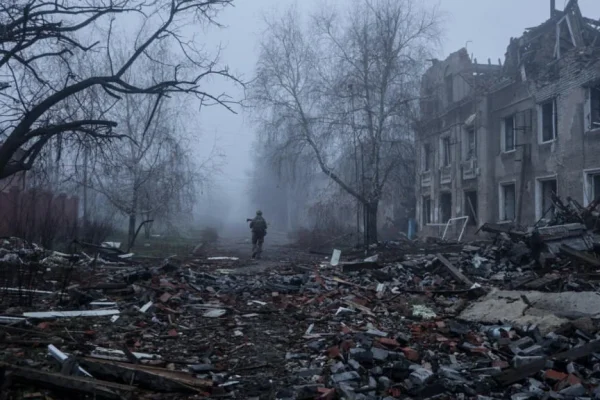 ਯੂਕਰੇਨ ਨੇ ਮਾਰੂ ਰੂਸੀ ਹਮਲਿਆਂ ਦੇ ਵਿਚਕਾਰ ਪੂਰਬੀ ਕਸਬੇ ਤੋਂ ਫੌਜਾਂ ਨੂੰ ਵਾਪਸ ਬੁਲਾ ਲਿਆ ਹੈ