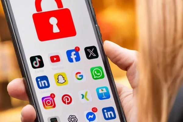 ਫਰਾਂਸ ਅੰਡਰ-15 ਦੇ ਸੋਸ਼ਲ ਮੀਡੀਆ 'ਤੇ ਪਾਬੰਦੀ ਲਗਾਉਣ ਲਈ ਤਿਆਰ ਹੈ