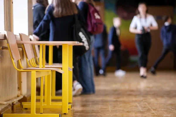 अत्यधिक ठंड के कारण कुछ नगर निगम स्कूलों में दूरस्थ शिक्षा का आयोजन किया जाता है